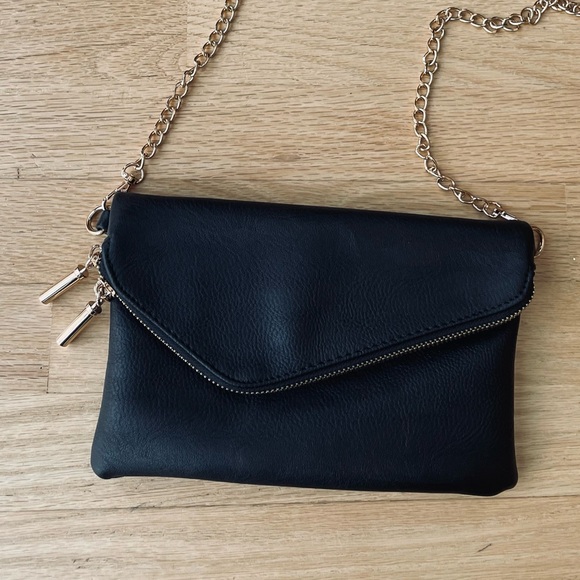 fashionpuzzle Handbags - Fashionpuzzle Black Crossbody in Excellent Condition